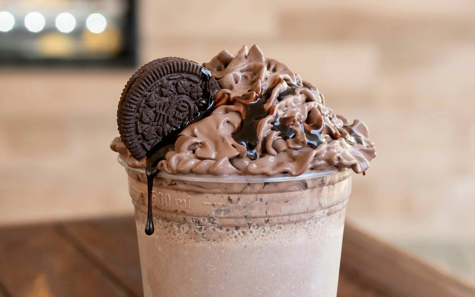 Frappuccino mit Sahnehaube, Oreo-Keks und Schokoladensauce im Becher
