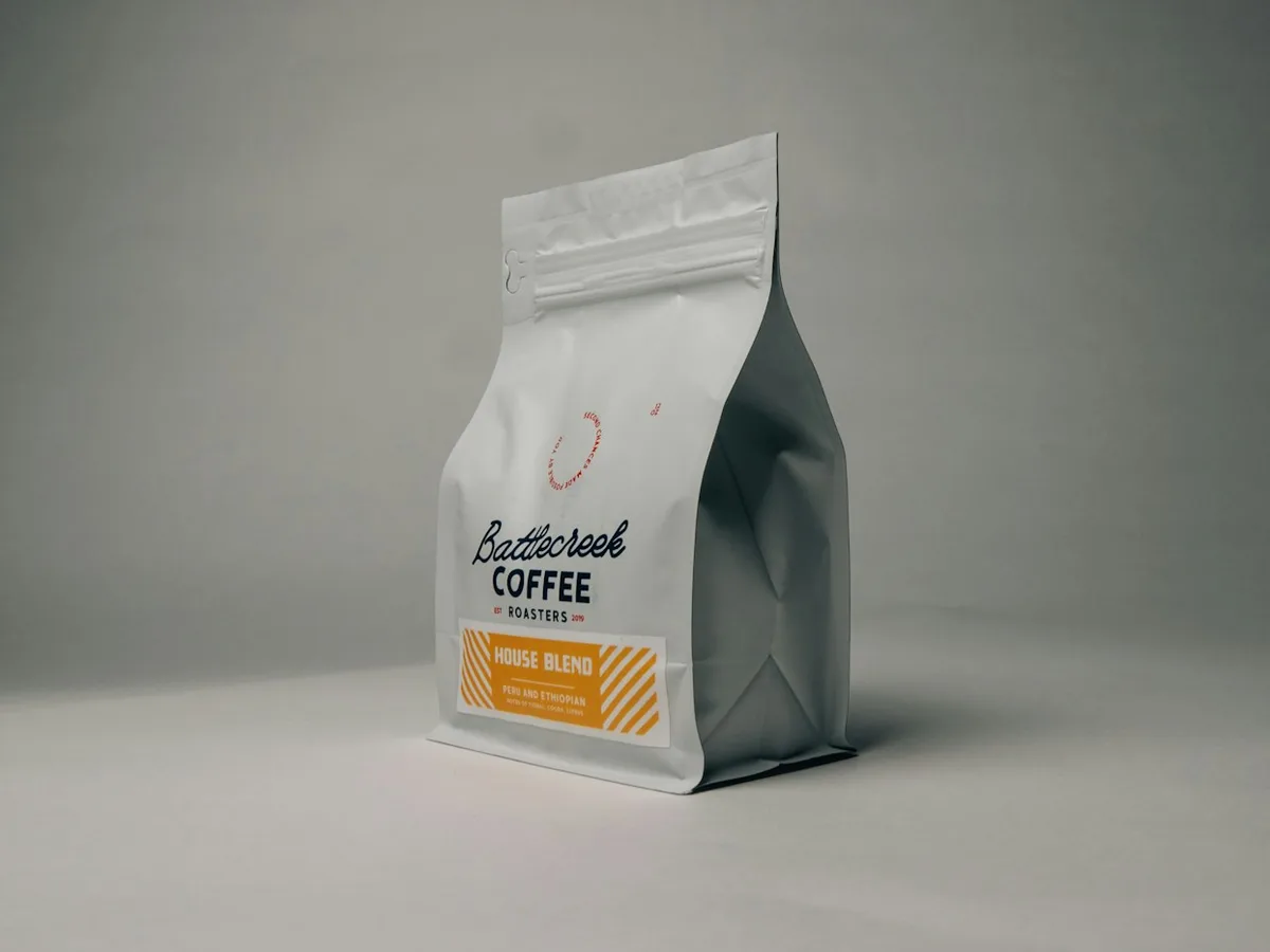 Vergleich von Kaffeeröstungen: Helle Blonde Röstung, mittlere Röstung und dunkler Dark Roast
