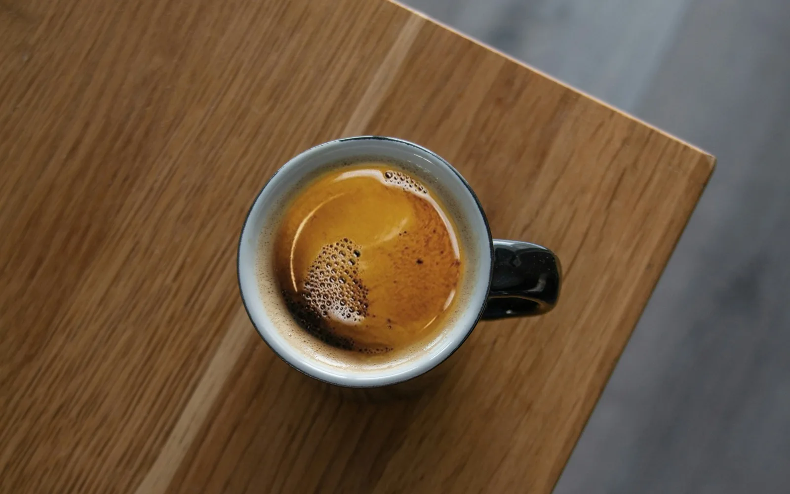 Espresso in einer Tasse von oben fotografiert als Beispiel für ein kalorienarmes Getränk