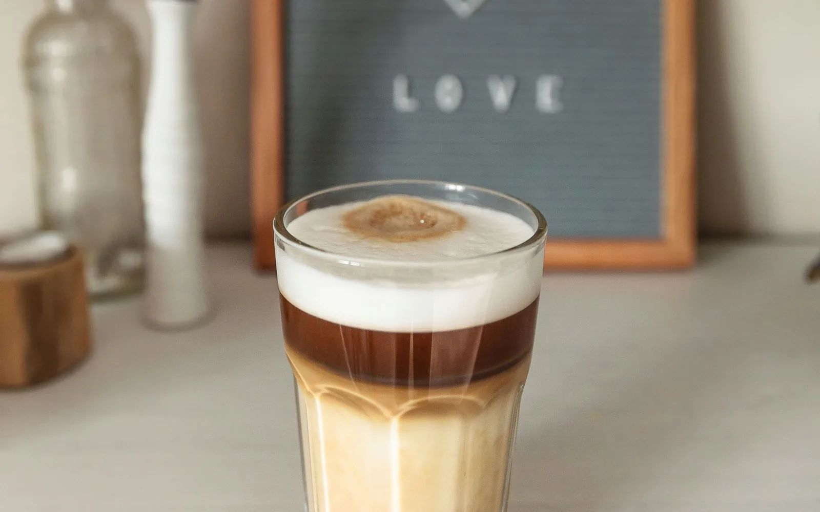 Starbucks Latte Macchiato mit sichtbaren Milch- und Espresso-Schichten im Glas