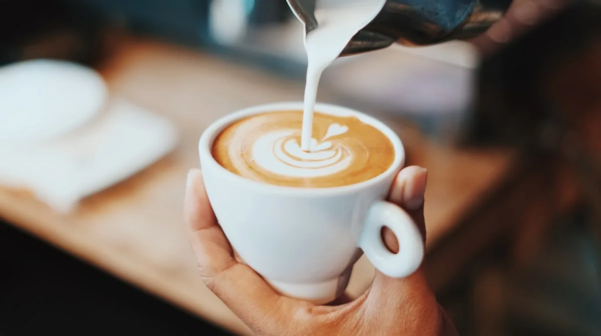 Starbucks Kaffeespezialität mit Karamellsauce, Sirup und feinem Milchschaum