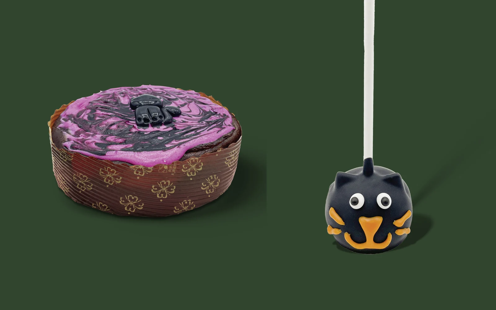 Mystery Black Cat Swirl mit lila Frosting und Cake Pop Mystery Black Cat als schwarze Katze von Starbucks vor dunkelgrünem Hintergrund