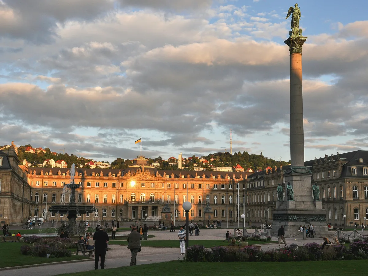 Schlossplatz in Stuttgart mit dem Neuen Schloss bei Abendlicht