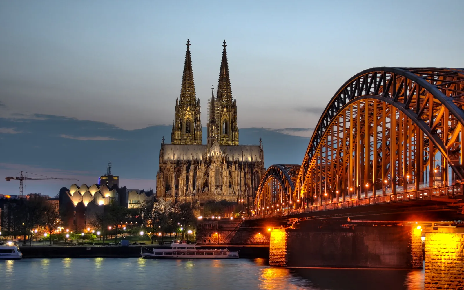 Kölner Dom und Hohenzollernbrücke bei Abenddämmerung