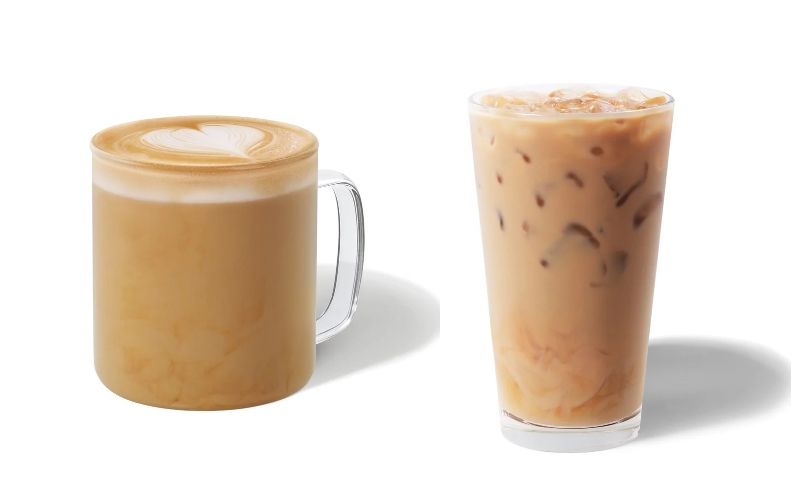 Starbucks Vanilla Latte im Glasbecher mit Latte-Art-Herz und Iced Latte im Glas vor weißem Hintergrund